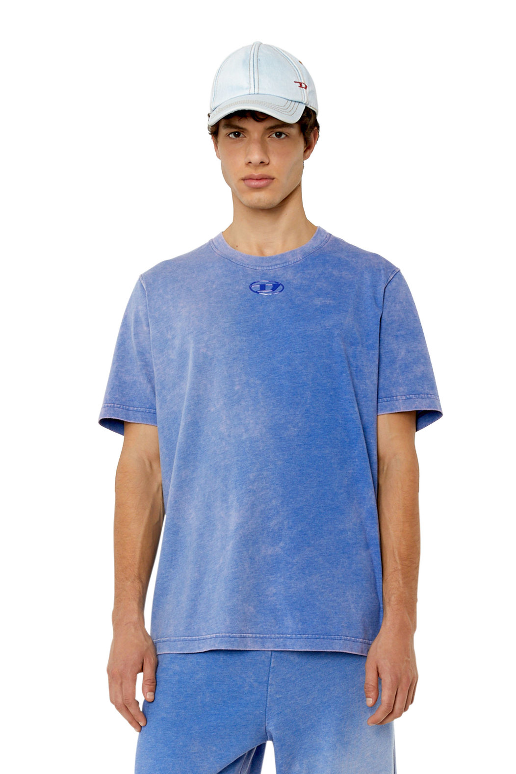 T-shirt with whitened treatment